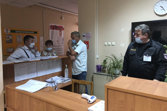 В Череповецкий многопрофильный колледж наведались люди с оружием и в касках