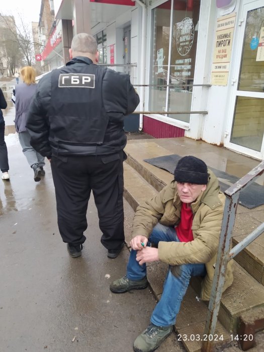 Бухарик, чтобы снять своё похмелье, решился на кражу.