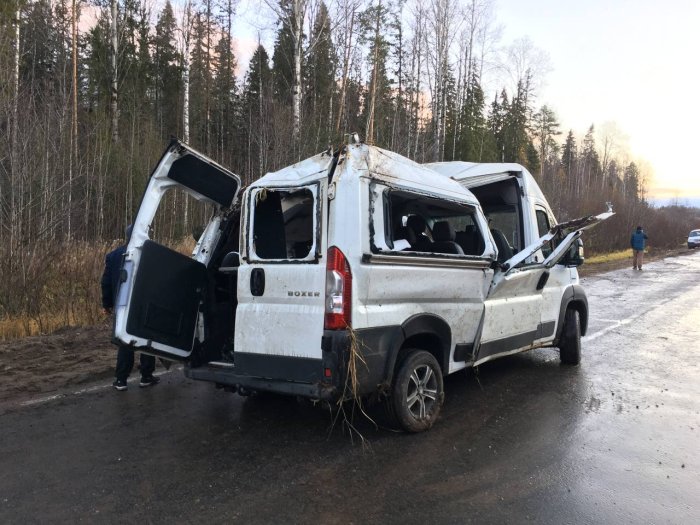 Под Великим Устюгом микроавтобус ушел в кювет, пострадали 4 человека 