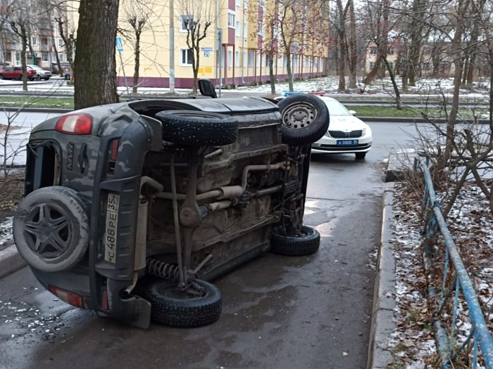 В череповецком дворе машина легла набок, на водителя составлен протокол