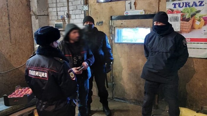 Гражданин одной из среднеазиатских республик незаконно пересек границу Российской Федерации. 