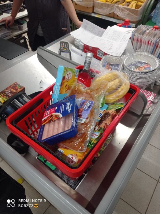 Молодой человек украл продукты вместе с корзиной