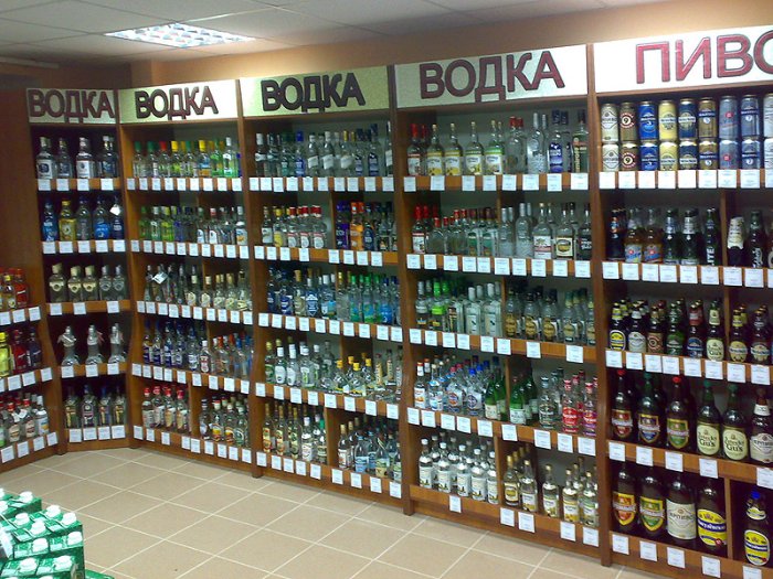 Пьяный мужчина опохмелился прямо в магазине 