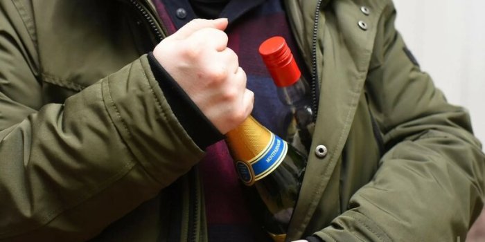 Вологжанин пытался украсть алкоголь и конфеты из магазина на Чернышевского