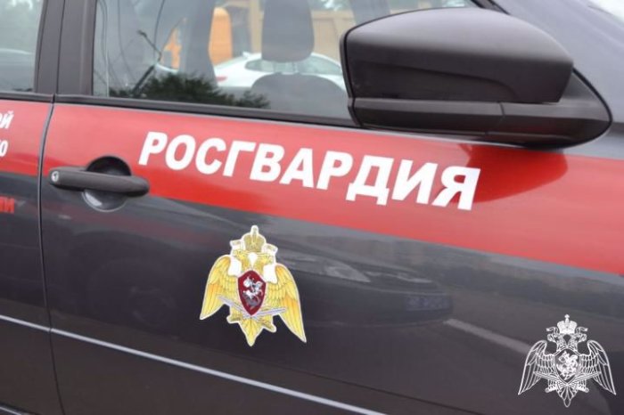 В кассе местного супермаркета в Вологде пьяный гражданин нецензурно выражался в адрес персонала магазина.  