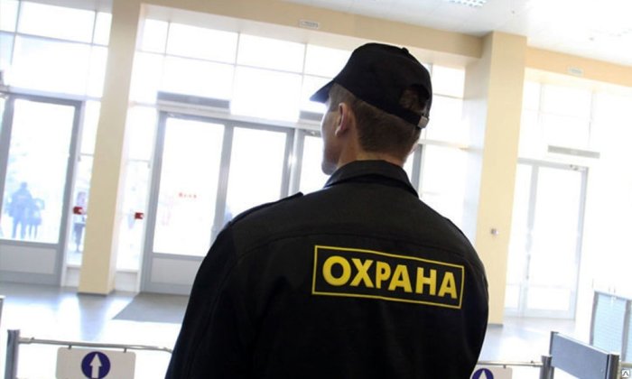Двое мужчин украли из продуктового магазина водку и красную рыбу на закуску