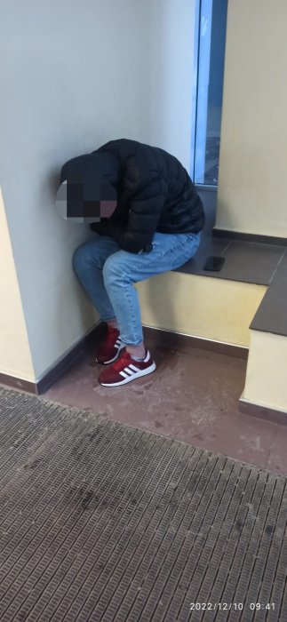 Молодой человек не дошел до дома и решил переночевать в доп. офисе Сбербанка