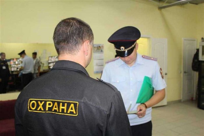 Прокуратура нашла нарушения в сфере охраны учебных заведений в Вологодской области.
