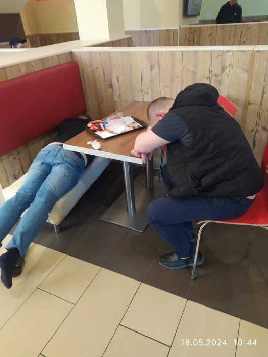 Бухие в Бургер Кинге.