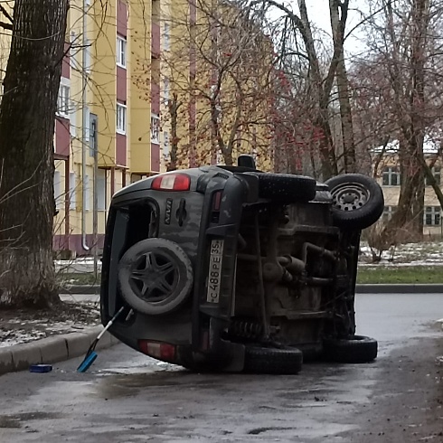 В череповецком дворе машина легла набок, на водителя составлен протокол
