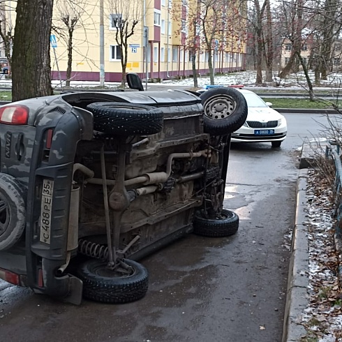 В череповецком дворе машина легла набок, на водителя составлен протокол