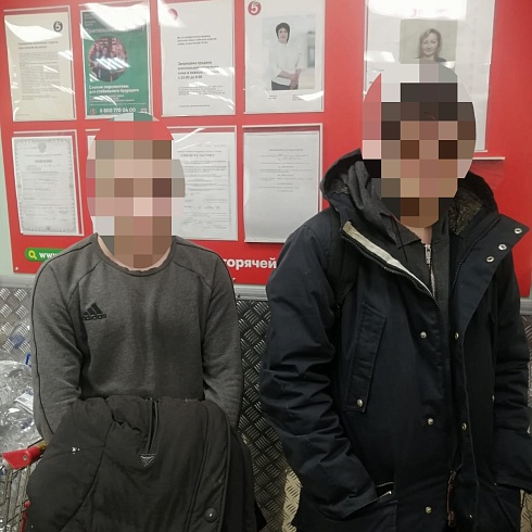 Мужчина и двое несовершеннолетних граждан уличены в краже спиртного из магазинов «Пятерочка»