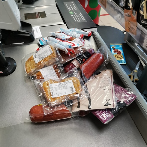 Две цыганки попыталась украсть продукты из магазина