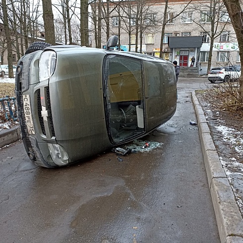 В череповецком дворе машина легла набок, на водителя составлен протокол