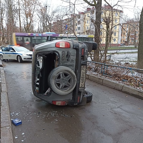 В череповецком дворе машина легла набок, на водителя составлен протокол
